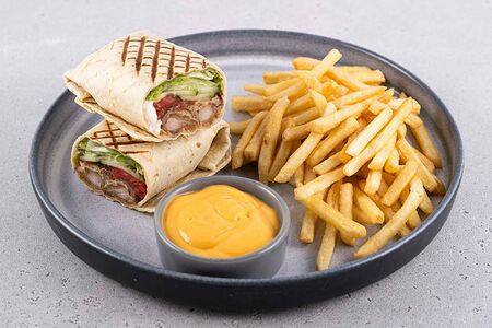 Японская шаверма с курицей и картофелем фри