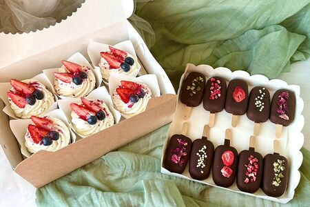 Набор капкейки с ягодамии муссовые чизкейки ассорти на палочке в шоколаде