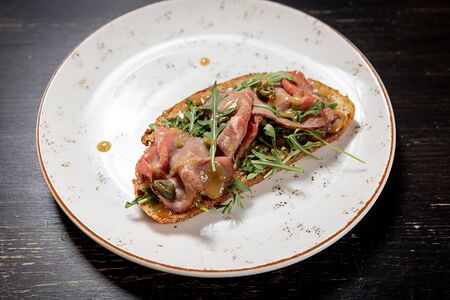 Брускетта с ростбифом