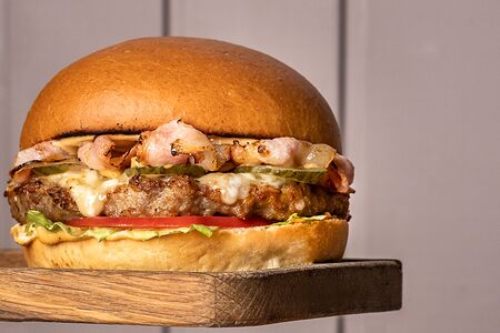 Бургер с мраморной говядиной и соусом гриль