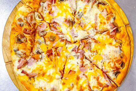 Пицца с ветчиной и грибами