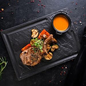 Свиная отбивная с пряными овощами и соусом мохо рохо 