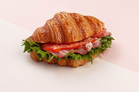 Круассан с беконом