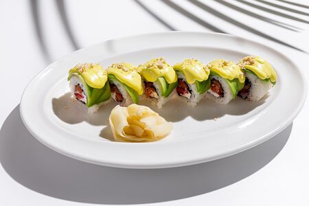 Ролл лосось, клубника, авокадо