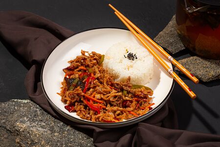 Свинина веревочкой в кисло-сладком соусе с рисом на пару