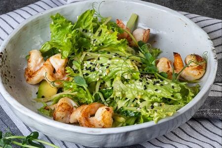 Салат с креветками, сельдереем и авокадо 