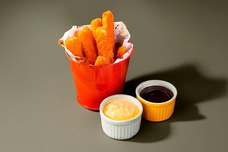 Сырные палочки с брусничным соусом