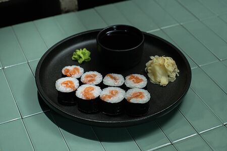 Маки с лососем