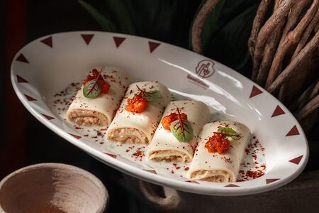 Рулеты из сулугуни с паприкой