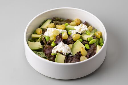 Салат зеленый с виноградом