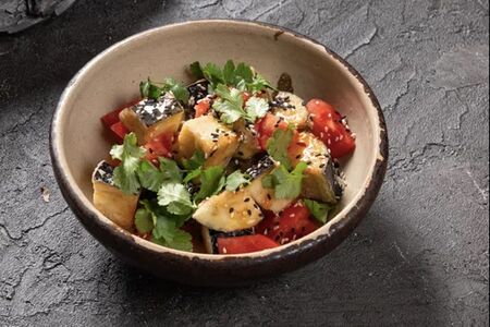 Хрустящие баклажаны со спелыми томатами и тайским соусом