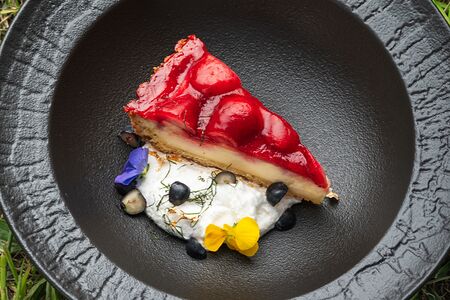 Клубничный пирог с клубникой, голубикой и сливочным кремом