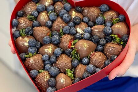 Клубника в шоколаде Сердечко Maxi №2 (с голубикой)