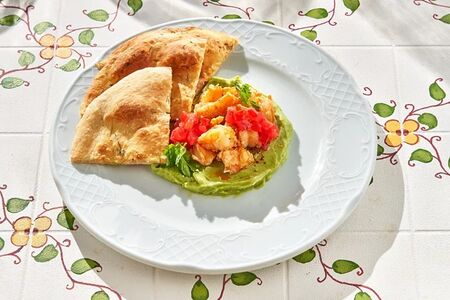 Гуакамоле с креветками и пряной лепешкой 
