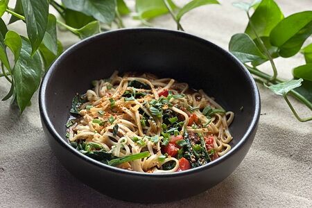 Ягненок с яичной лапшой, шпинат и томаты