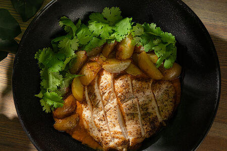 Куриное филе в имеритинском соусе с беби картофелем