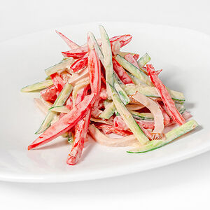 Салат овощной с копченой курочкой