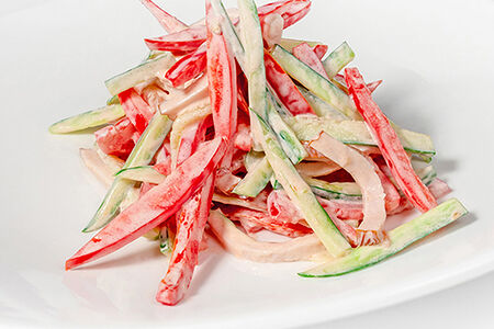 Салат овощной с копченой курочкой