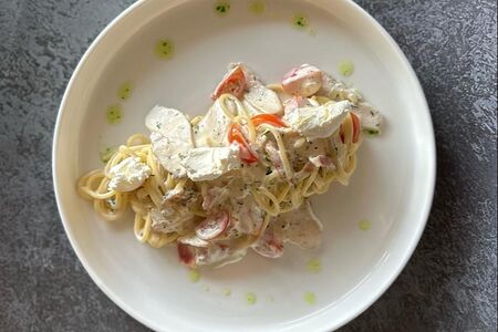 Паста с куриным филе, томатами и беконом