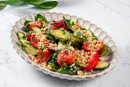 Салат овощной по-домашнему с орехами