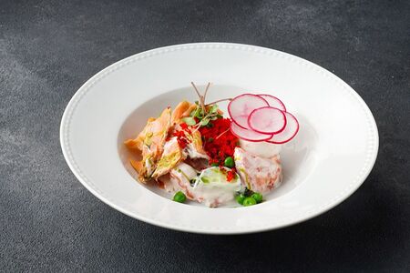 Овощной салат с яйцом пашот, редисом, сметаной и копчёной форелью