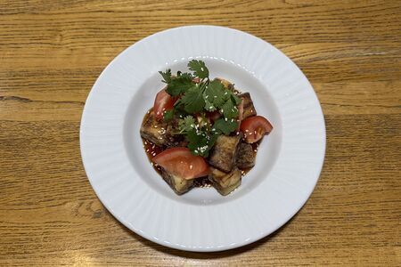 Хрустящие баклажаны с томатами в устричном соусе и соусе чили