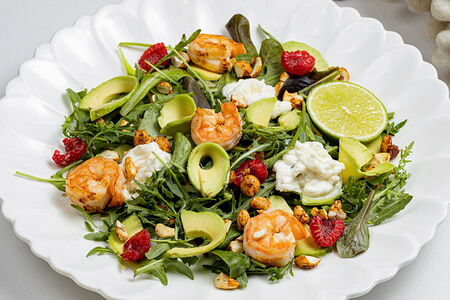 Салат с креветками, страчателлой и малиной