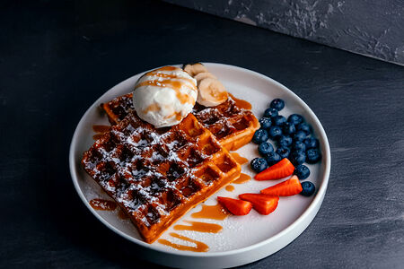 Венские вафли с пломбирным соусом и ягодами