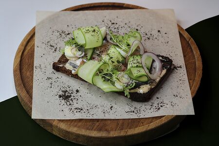 Брускетта с тюлькой и соусом из печени трески