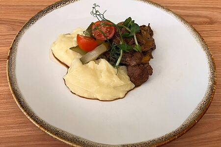 Печень куриная жареная с грибами и картофельным пюре