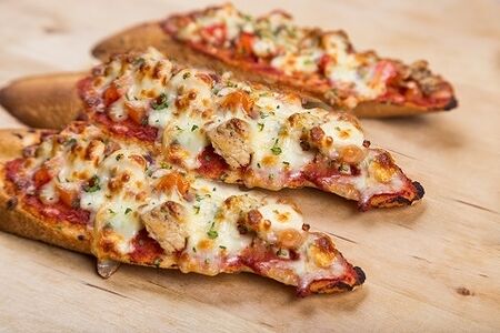 Брускетта с копченой рыбой и креветками