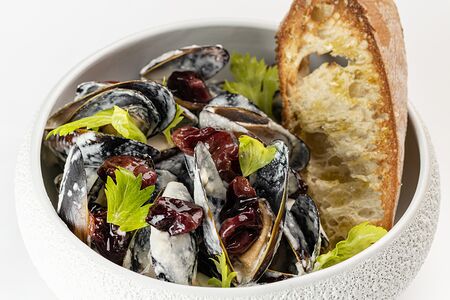 Мидии в соусе страчателла с печеным виноградом
