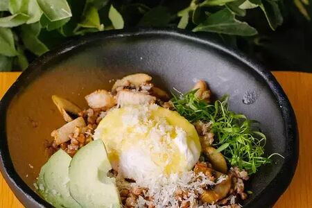 Гречневая каша с грибами и яйцом пашот