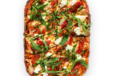 Римская страчателла с песто и вяленными томатами