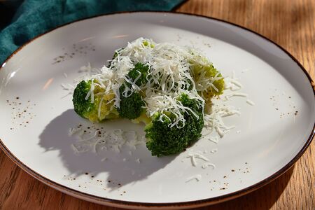 Брокколи с пармезаном