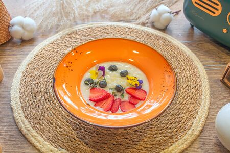 Рисовая каша на молоке с сезонной ягодой