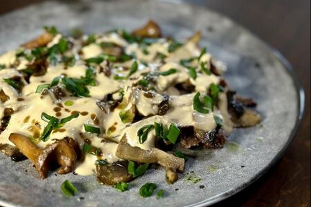 Перечная говядина с сезонными грибами