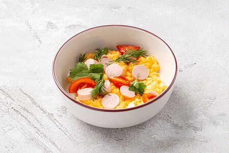 Скрэмбл с мини-сосисками и томатами