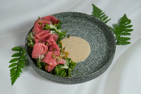 Салат с ростбифом