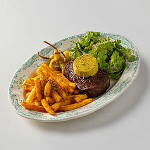 Вырезка из мраморной говядины с маслом, зеленым салатом и картофелем фри