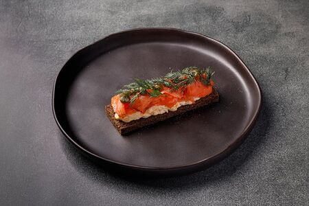 Тост с копченым лососем