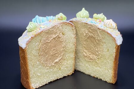 Кулич с начинкой - вареное сгущенное молоко