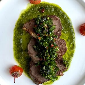 Жареная вырезка с пряной зеленью и соусом из зеленого лука