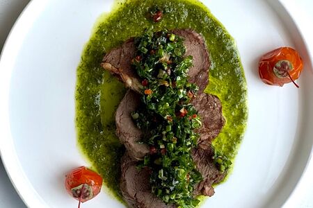 Жареная вырезка с пряной зеленью и соусом из зеленого лука