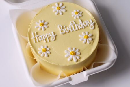Бенто-торт на день рождения желтый с ромашками и надписью Happy Birthday 