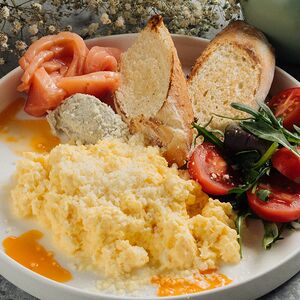 Скрэмбл с лососем и авокадо кремом 