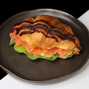 Круассан с лососем, авокадо и яйцом пашот