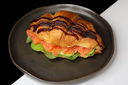 Круассан с лососем, авокадо и яйцом пашот