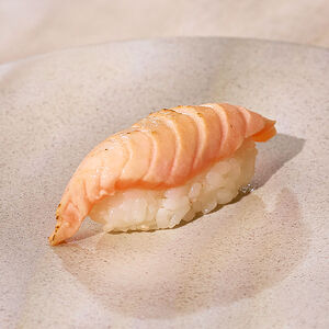 Суши с опаленным лососем