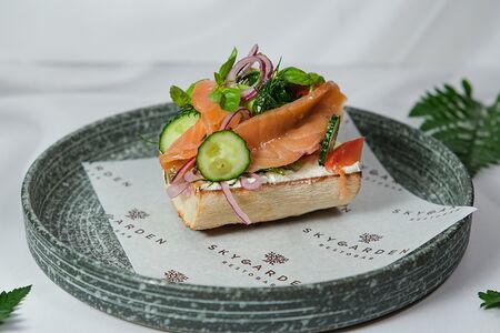 Брускетта с лососем